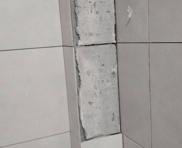 安新瓷砖空鼓维修公司分享下瓷砖施工前基层浇水润湿程度不足，可能导致以下问题