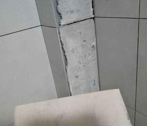 安新瓷砖空鼓维修公司分享下厨房瓷砖脱落的补救措施。